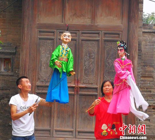 營員觀看皮影戲和木偶戲,?！罱苡?攝