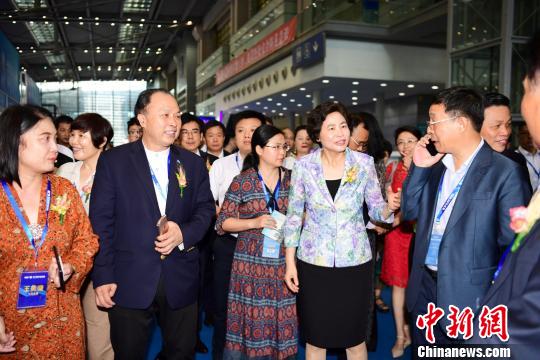 廣東省僑辦主任龐國(guó)梅(右二)來(lái)到僑交會(huì)展館參觀(guān),。　陳文 攝