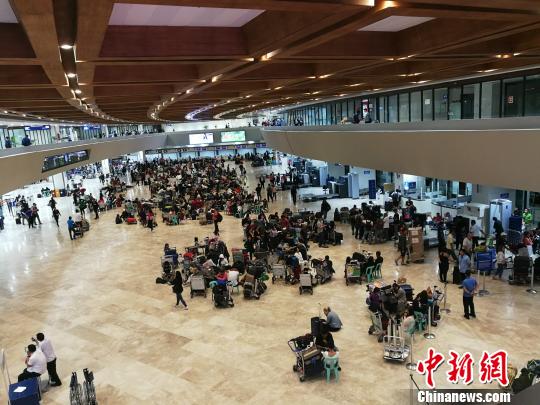 候機廳內,，不多的候機座椅已被坐滿，有人索性席地而臥,?！￡P向東 攝