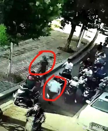 河南一公安局長(zhǎng)開(kāi)會(huì)途中遇扒包小偷 停車狂奔拿下