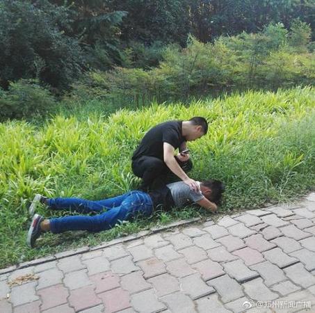 河南一公安局長(zhǎng)開(kāi)會(huì)途中遇扒包小偷 停車狂奔拿下