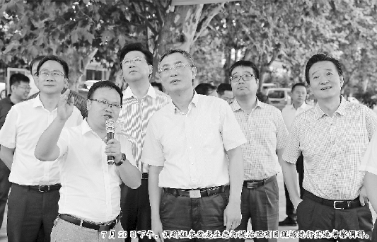 7月20日下午,，調(diào)研組在安龍生態(tài)河堤治理項目現(xiàn)場進行實地考察調(diào)研。