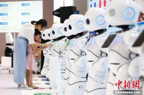 圖為8月15日,，2018世界機(jī)器人大會(huì)在北京亦創(chuàng)國際會(huì)展中心揭幕,，160余家中外機(jī)器人領(lǐng)軍企業(yè)帶來的前沿產(chǎn)品集體亮相，讓觀眾直接感受科技改變生活,。<a target='_blank' href='http://www.chinanews.com/'>中新社</a>記者 富田 攝