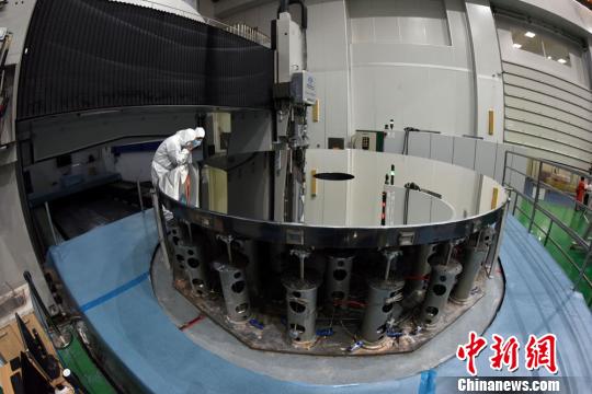 中科院長春光機所研制成功的直徑4.03米口徑高精度碳化硅非球面反射鏡,。　孫自法 攝