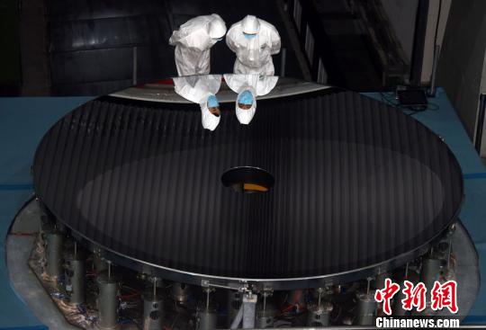 中科院長春光機所研制成功的直徑4.03米口徑高精度碳化硅非球面反射鏡?！O自法 攝