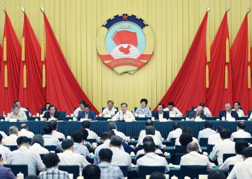 　8月22日,，政協(xié)第十三屆全國(guó)委員會(huì)常務(wù)委員會(huì)第三次會(huì)議在北京閉幕。中共中央政治局常委,、全國(guó)政協(xié)主席汪洋主持閉幕會(huì)并講話,。