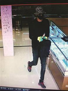 兩賭徒網(wǎng)上相約搶劫金店 搶走價(jià)值40余萬元金首飾 
