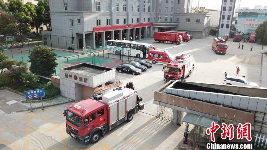 圖為8月26日下午,，揚州消防支隊派出57名官兵整裝出發(fā)?！∶系慢?攝