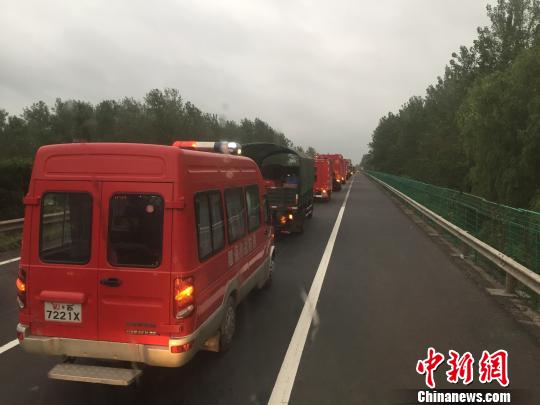 圖為8月26日下午,，江蘇千名消防官兵正在趕往山東壽光途中?！∶系慢?攝