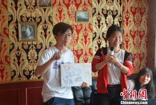 圖為香港內(nèi)地青年通過紙筆展示此行中的所觀所感,。余洋 攝