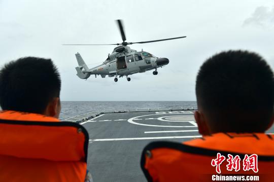 艦載直升機飛離蕪湖艦?！埡｝?攝