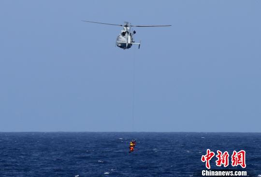 直升機前出搜救落水人員(假人模擬),。　來永雷 攝