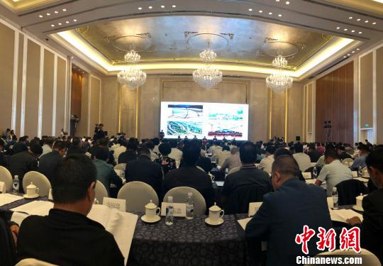 8月28日，青冀浙閩渝五省市林業(yè)部門負(fù)責(zé)人在西寧舉行的全國推進(jìn)大規(guī)模國土綠化現(xiàn)場會(huì)上“曬”出國土綠化“成績單”,，“過招”扮靚綠水青山經(jīng)驗(yàn),。圖為會(huì)議現(xiàn)場?！×_云鵬 攝