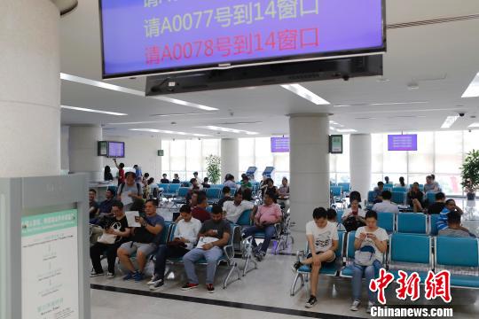 民眾正在上海市公安局出入境管理局內(nèi),，等待辦理相關(guān)業(yè)務(wù),。　殷立勤 攝