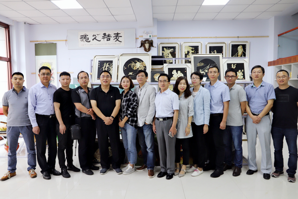 圖為：錫林格勒盟盟委委員,、行署副盟長曲衛(wèi)國,、人民政協(xié)網(wǎng)總經(jīng)理付鵬、北京時間聯(lián)席總裁陳朝華、人民網(wǎng)共產(chǎn)黨新聞網(wǎng)副總編輯姚奕等媒體領導與麥秸畫創(chuàng)作者楊麗麗合影