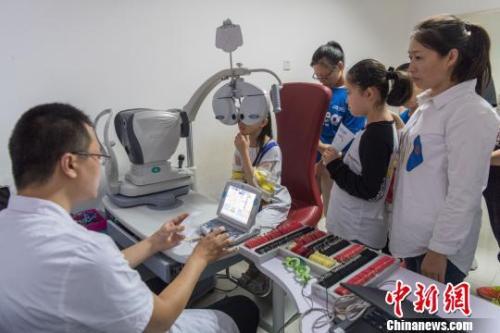 揭兒童近視康復(fù)治療市場亂象：苗醫(yī),、中醫(yī)齊上陣