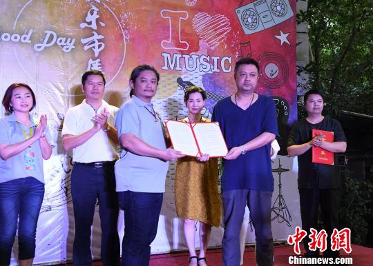 現(xiàn)場舉行閩臺(tái)對(duì)接企業(yè)簽定策略聯(lián)盟合作意向書儀式,。記者劉可耕 攝