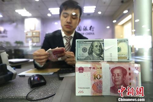 資料圖：銀行工作人員正在清點貨幣,。 <a target='_blank' href='http://www.chinanews.com/'>中新社</a>記者 張云 攝