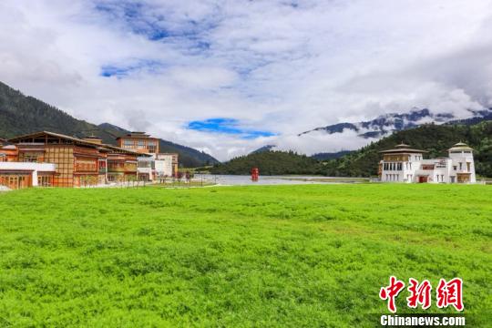 圖為9月11日，風(fēng)景如畫的國際旅游小鎮(zhèn)魯朗,?！◆斃示皡^(qū)管委會 攝