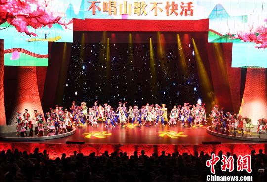 圖為“大地飛歌·2018”晚會(huì)現(xiàn)場(chǎng),?！∮峋?攝