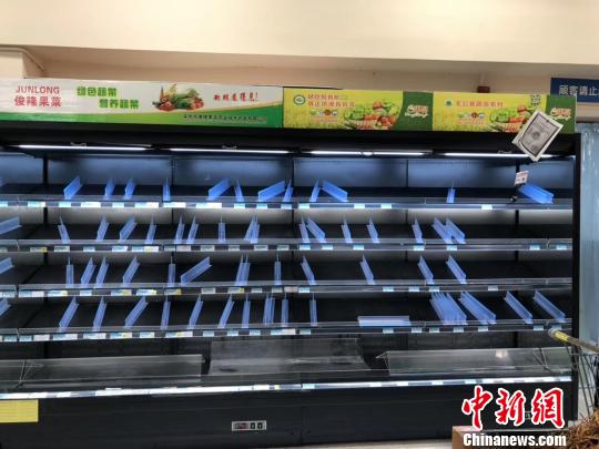 圖為16日,，南寧一家沃爾瑪超市內(nèi)被購(gòu)空的果蔬菜架。　鐘欣 攝
