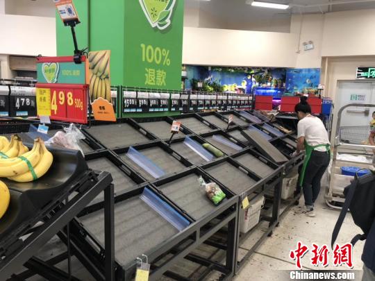 圖為16日,，南寧一家沃爾瑪超市內(nèi)被購(gòu)空的果蔬菜架,。　鐘建珊 攝