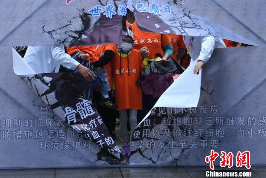 醫(yī)生與患者一起,，即將攜手闖過寓意淋巴瘤治療的關(guān)口,，幫助患者堅定戰(zhàn)勝病魔的信心,?！￡惓?攝
