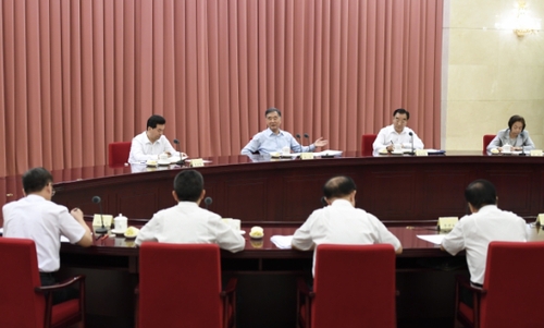 近日,，中共中央政治局常委、全國政協(xié)主席汪洋在北京主持召開座談會,，聽取部分專家學(xué)者對全國政協(xié)重點研究課題的意見建議,。