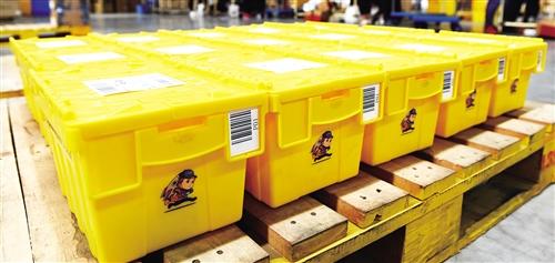 江蘇南京蘇寧云倉物流基地的“共享快遞盒”,。 新華社記者 李 博攝
