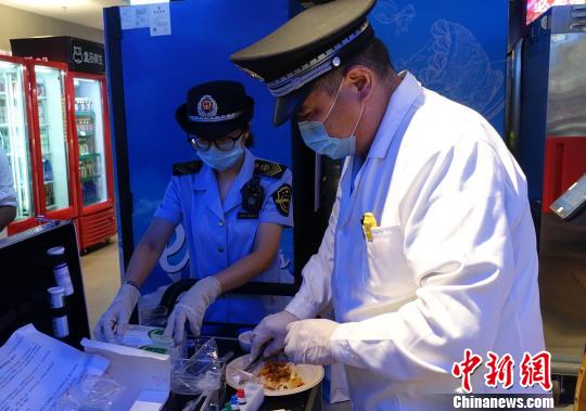 2018年中秋、國慶前夕,，北京市食品藥品監(jiān)管部門全面加大食品藥品安全檢查力度,。食藥監(jiān)部門供圖