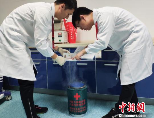 中國干細(xì)胞集團(tuán)臨床服務(wù)人員帶上裝載著小偉豪弟弟臍帶血造血干細(xì)胞的液氮罐,，抵達(dá)唐都醫(yī)院?！≤窡?攝