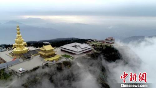 資料圖：云霧中的峨眉山金頂,。 劉忠俊 攝