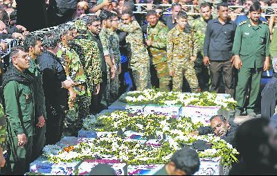 伊朗24日為在22日閱兵活動中遭遇恐襲的遇難者舉行葬禮,，伊朗革命衛(wèi)隊副司令發(fā)誓要報復(fù)美國,、沙特,、以色列。