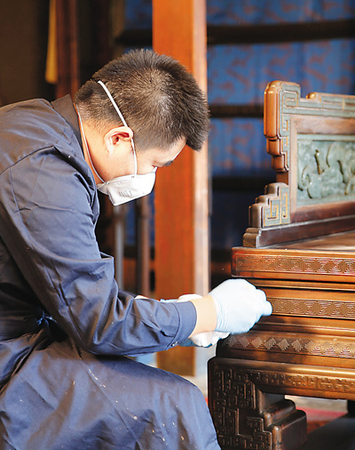 養(yǎng)心殿修繕啟動前,，故宮工作人員進行文物撤陳