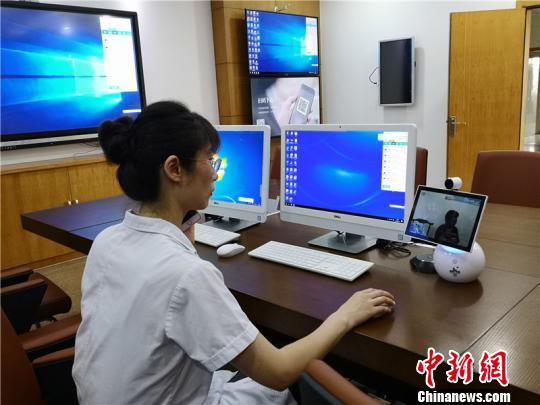 醫(yī)生通過(guò)“云診室”與基層衛(wèi)生院患者對(duì)話,?！堨蠚g 攝