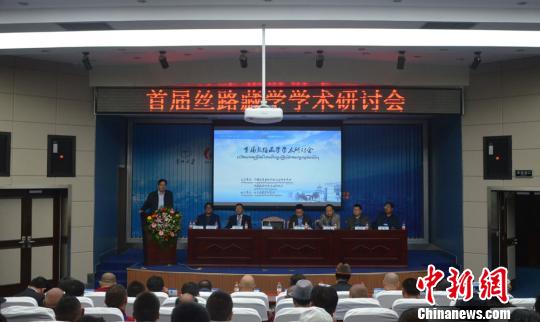 本次會(huì)議議題包括敦煌藏學(xué),、“一帶一路”與藏區(qū)經(jīng)濟(jì)社會(huì)發(fā)展、絲綢之路與藏傳佛教傳播,、藏族民俗與文化遺產(chǎn),、藏族與其他民族交往交流交融、河西走廊藏族歷史文化等,，并舉辦“絲路藏學(xué)”研究生論壇,。　鐘欣 攝