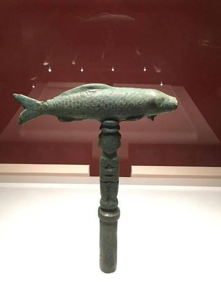 這是云南江川縣李家山出土,、云南省博物館藏的西漢巫師銅魚(yú)杖頭。