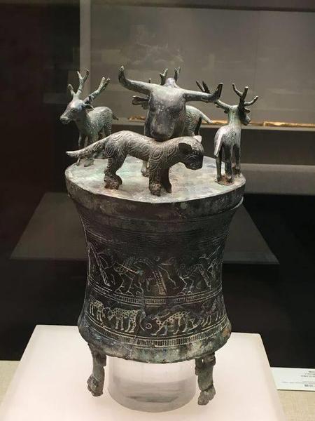 這是云南省博物館館藏的戰(zhàn)國(guó)虎牛鹿貯貝器,。