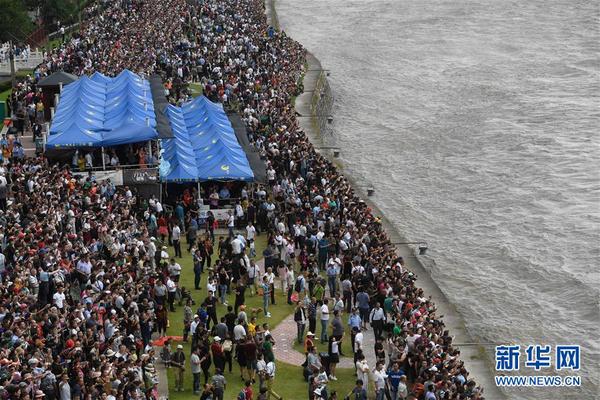 9月27日,，人們在浙江海寧市鹽官鎮(zhèn)觀看錢塘江大潮。
