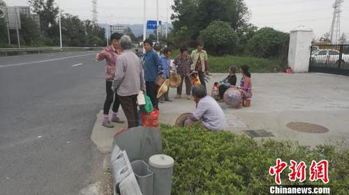 圖為超載面包車內(nèi)乘客滯留公路?！「咚俳痪B興支隊(duì)供圖 攝
