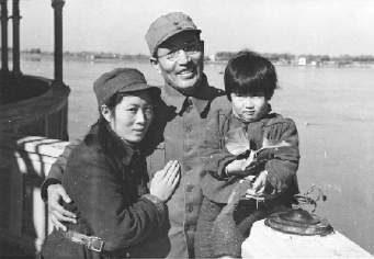     朱瑞與妻子潘彩琴,、大女兒朱淮北在哈爾濱時的合影