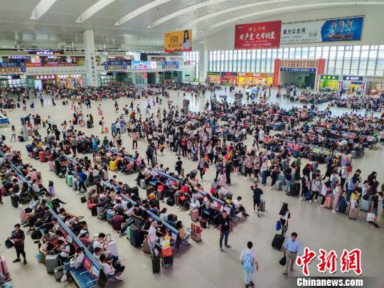 10月7日,，旅客發(fā)送到達合計超20萬人次?！±钅宪?攝