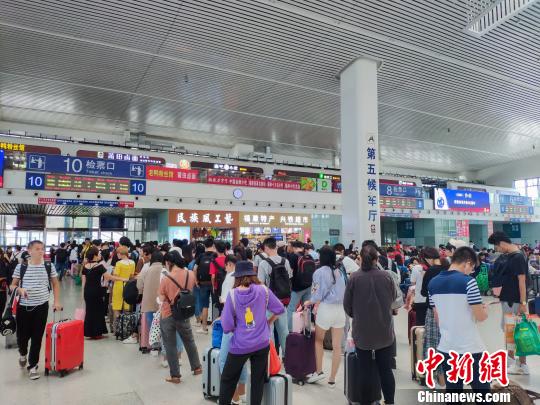 學生,、探親、旅游返程客流密集,，到達和出發(fā)呈現(xiàn)雙向高峰,。　李南軒 攝