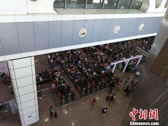 廣鐵集團(tuán)今年國(guó)慶黃金周假期發(fā)送旅客人次再創(chuàng)歷史新高 郭軍 攝