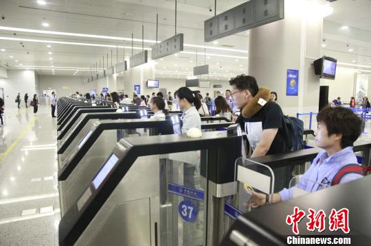 逾三成出入境旅客享受到“10秒快速通關(guān)”的便利?！≤窡?攝