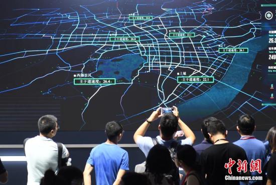 資料圖：參觀者正在圍觀城市大腦系統(tǒng),。<a target='_blank' href='http://www.chinanews.com/'>中新社</a>記者 王剛 攝