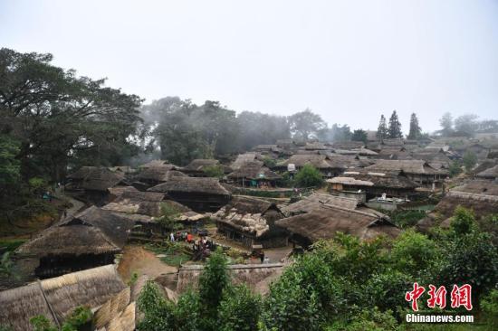 10月3日,，翁丁古村,。國(guó)慶節(jié)期間，位于云南省滄源佤族自治縣的翁丁古村吸引來自國(guó)內(nèi)外的游客探訪,。<a target='_blank' href='http://www.chinanews.com/'>中新社</a>記者 劉冉陽(yáng) 攝