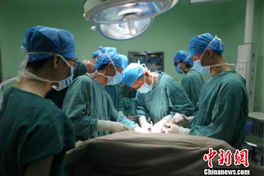 手術(shù)現(xiàn)場(chǎng)?！∴嚵栩v 攝
