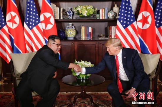 6月12日,，朝鮮最高領(lǐng)導(dǎo)人金正恩(左)與美國總統(tǒng)特朗普在新加坡舉行會(huì)晤,。 中新社發(fā) 新加坡通訊及新聞部供圖 攝