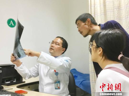 浙大一院骨科主治醫(yī)師胡金艮工作照?!≌愦笠辉?供圖 攝 浙大一院骨科主治醫(yī)師胡金艮工作照,?!≌愦笠辉?供圖 攝